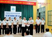 VS Nguyễn Ngọc Nội phát chứng nhận tốt nghiệp khóa đào tạo cơ bản A cho lớp trưởng Nguyễn Trọng Trung trong Lễ bế giảng lớp A11